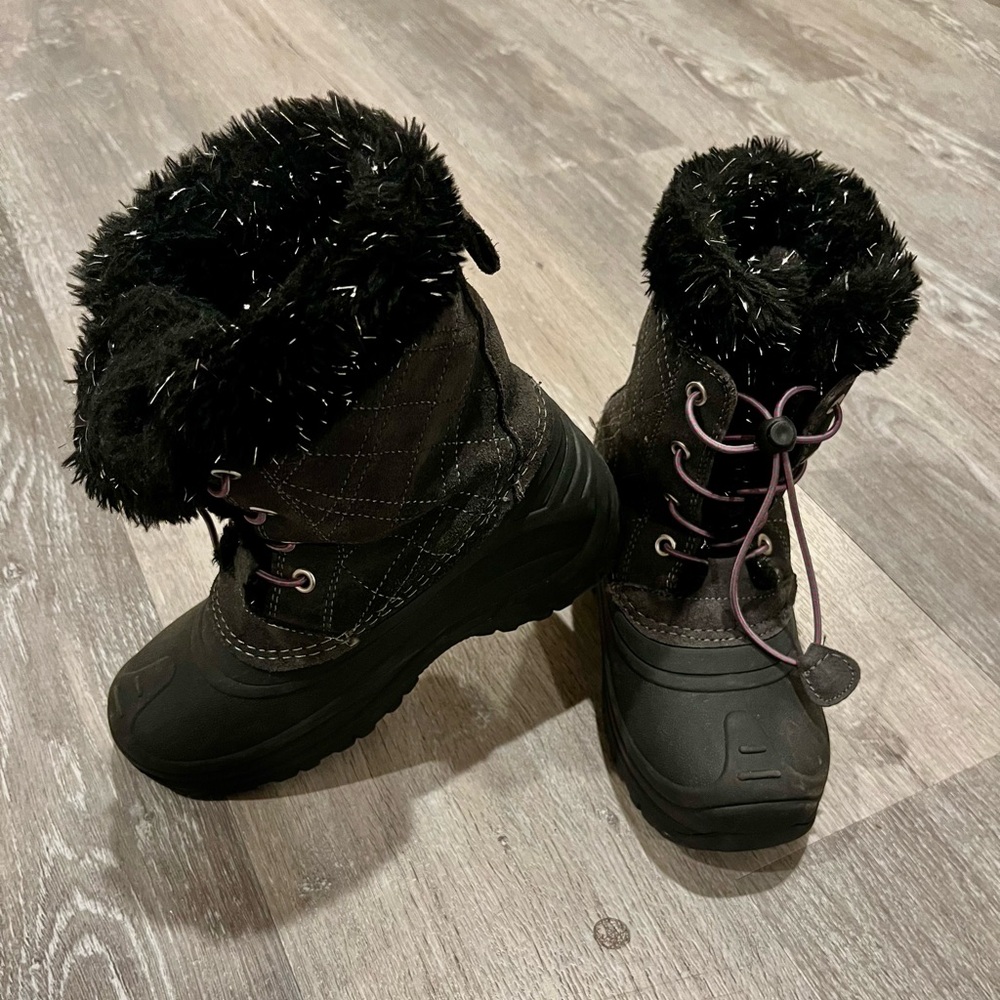 Totes Girls’ Black/Pink Snow Boots with Sparkly Fur Trim (Girls size 3)